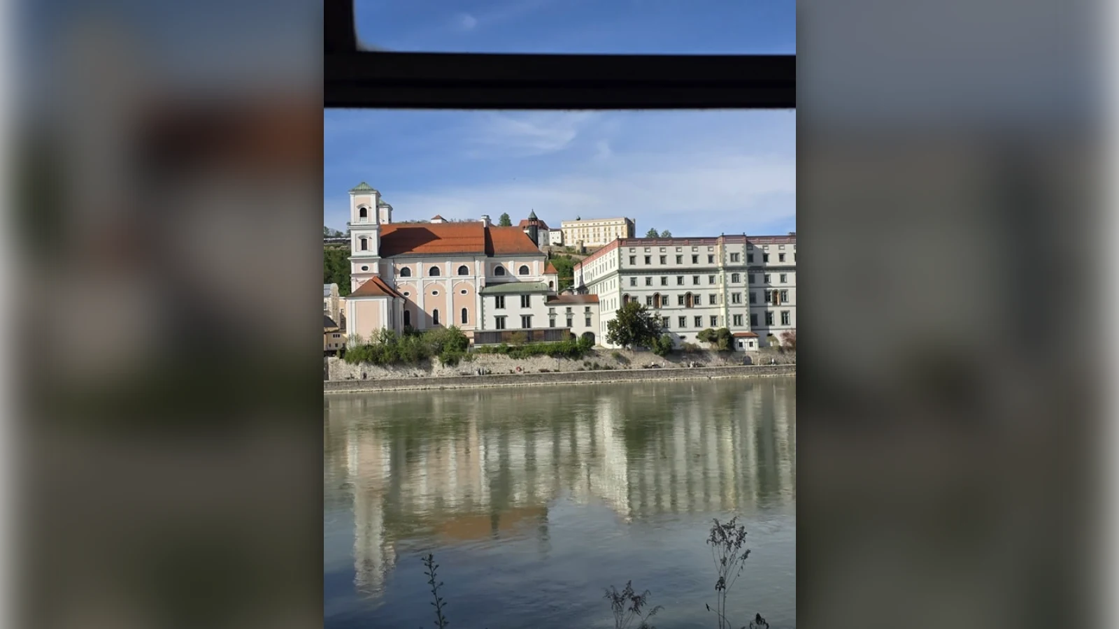 Granitbahn Passau – historischer Triebwagen am Innufer mit Blick auf die Passauer Altstadt