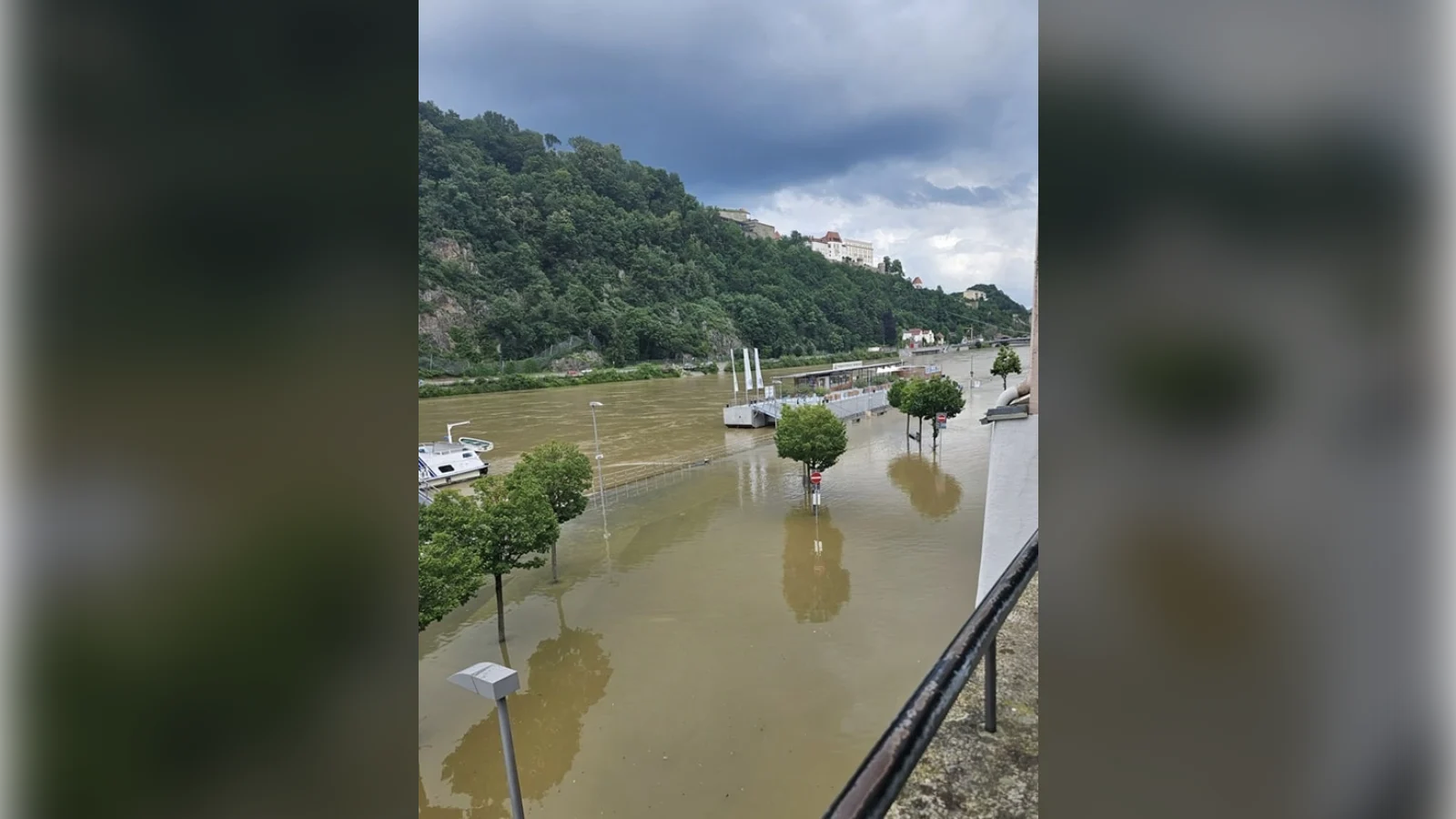 Hochwasser in Passau – erhöhter Donaupegel an der Uferpromenade unterhalb der Altstadt