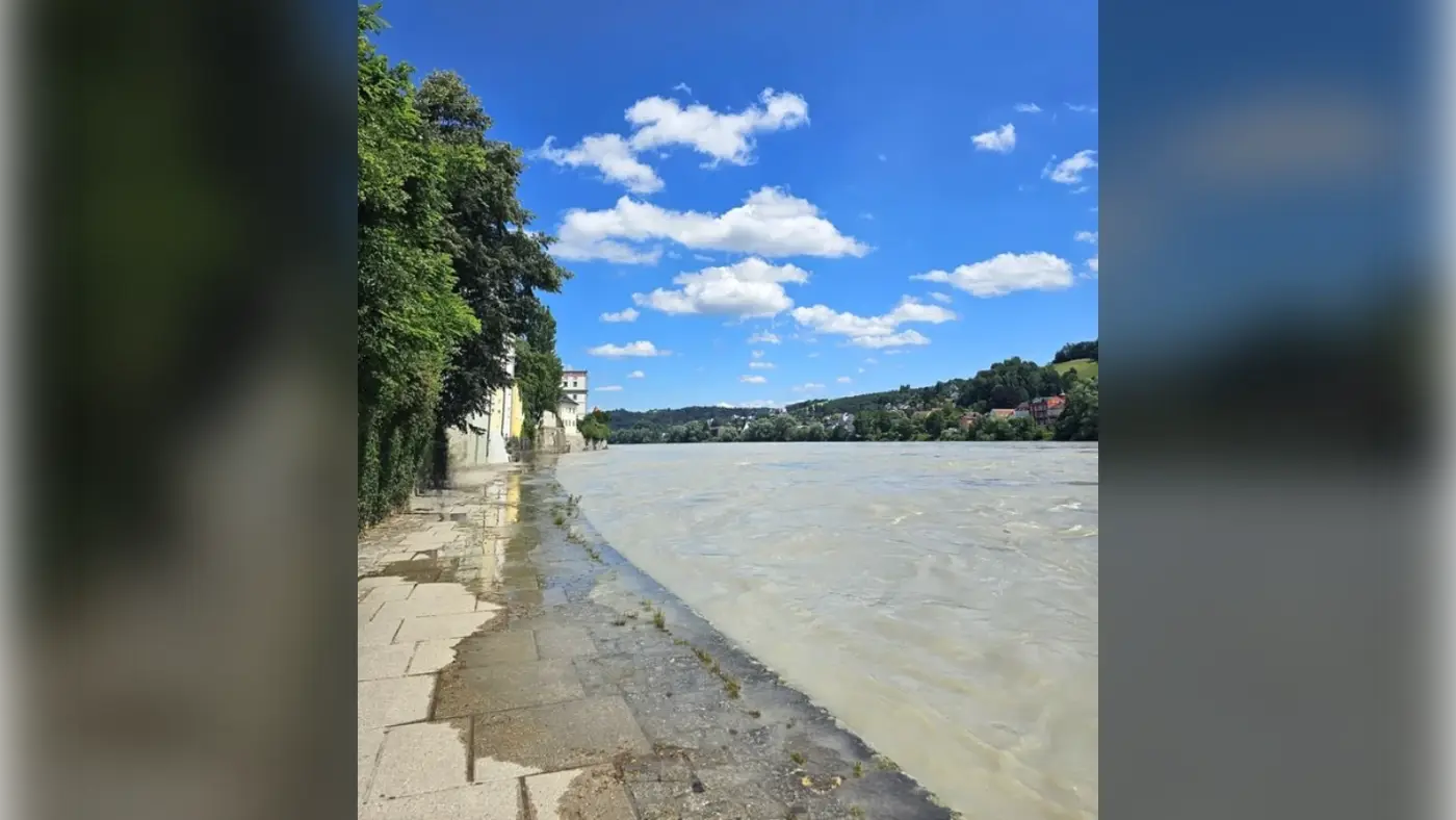 Hochwasser Passau – überflutete Uferpromenade am Inn mit Blick auf die Innstadt und die Altstadt