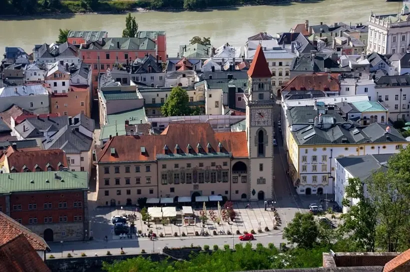 Landschaft bei Passau mit Donau und bewaldeten Hügeln – Ausgangspunkt für Ausflüge in Niederbayern