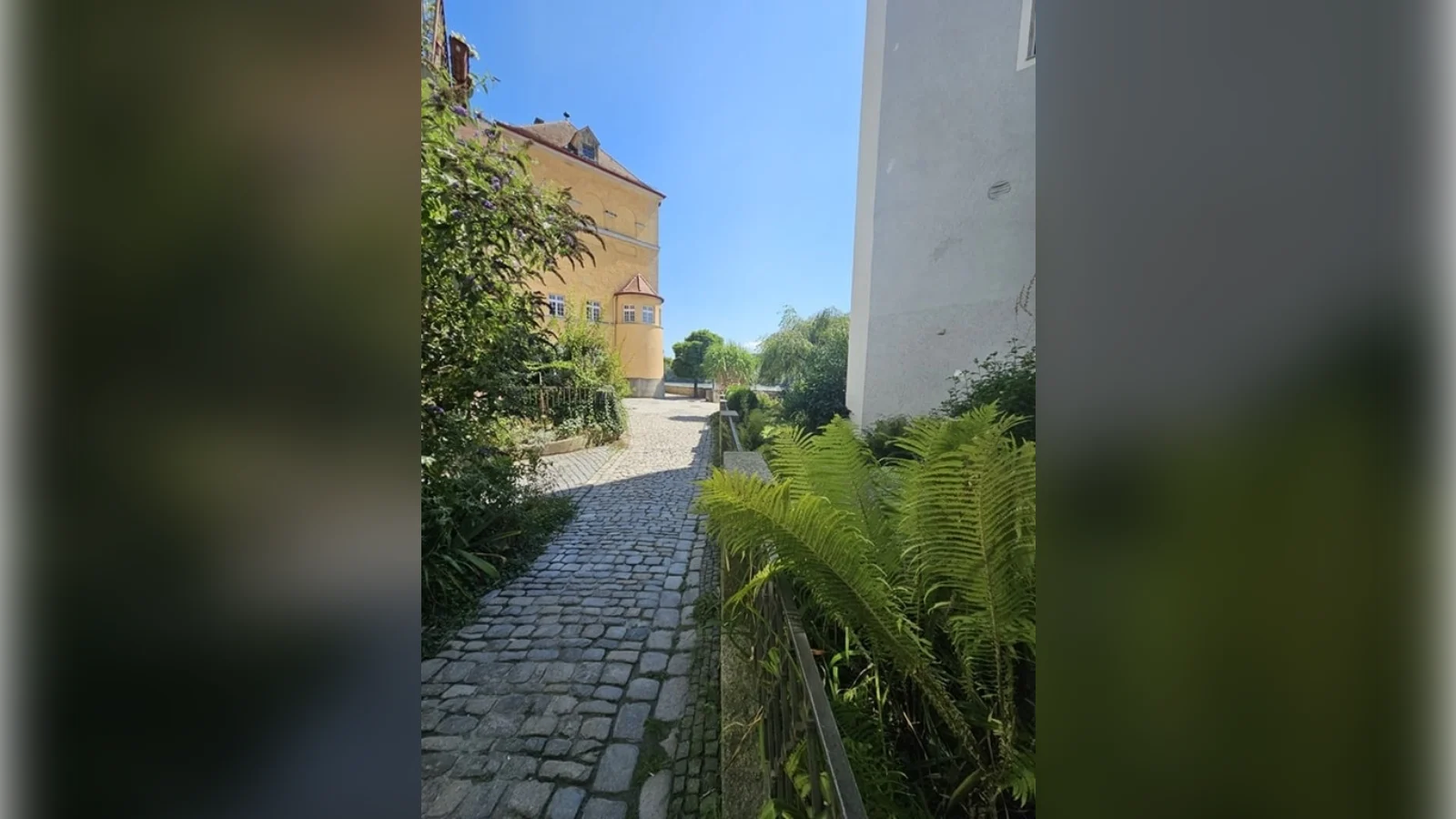 Enge Gasse in der Passauer Altstadt – Herausforderung für Umzüge in der Innenstadt