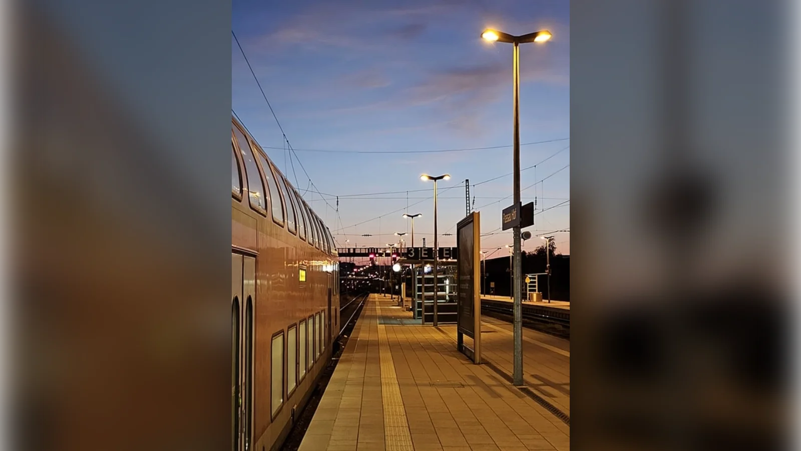 Hauptbahnhof Passau im Abendlicht mit Zug – Pendlerverkehr in der Region Niederbayern