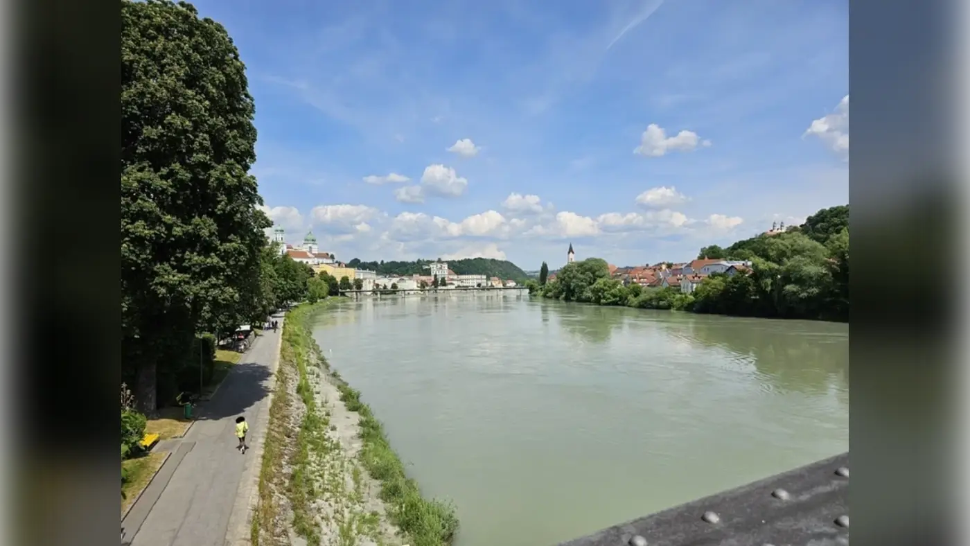 Uferweg an der Donau bei Passau im Sommer mit Bäumen und Wasserblick