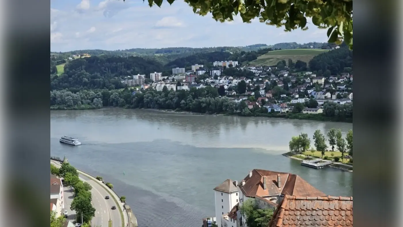 Blick von oben auf das Dreiflüsseeck in Passau – beliebte Kulisse für Hochzeitsfotos an Donau, Inn und Ilz