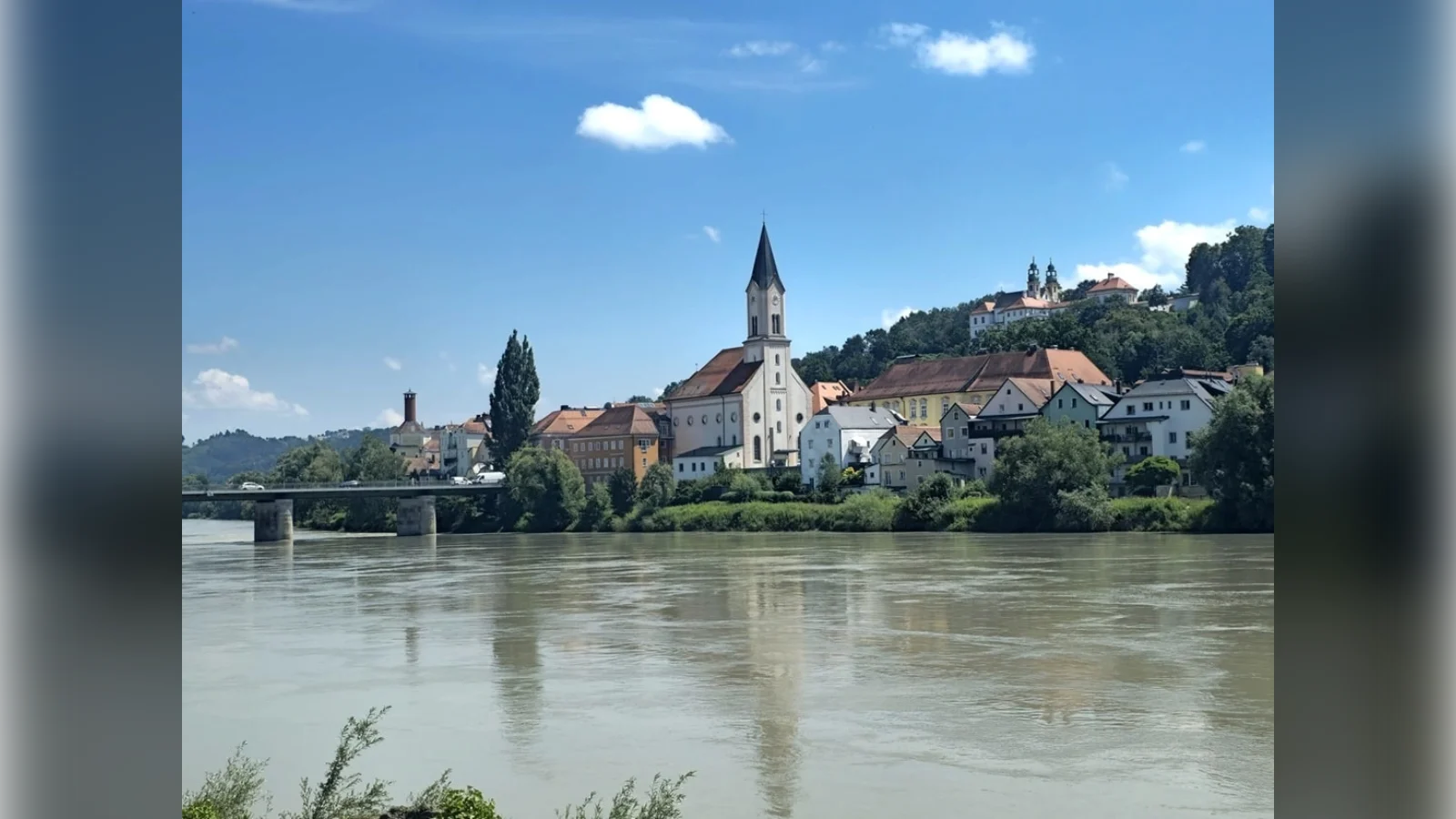 Innstadt in Passau mit Kirche und Blick über den Inn auf die Altstadt